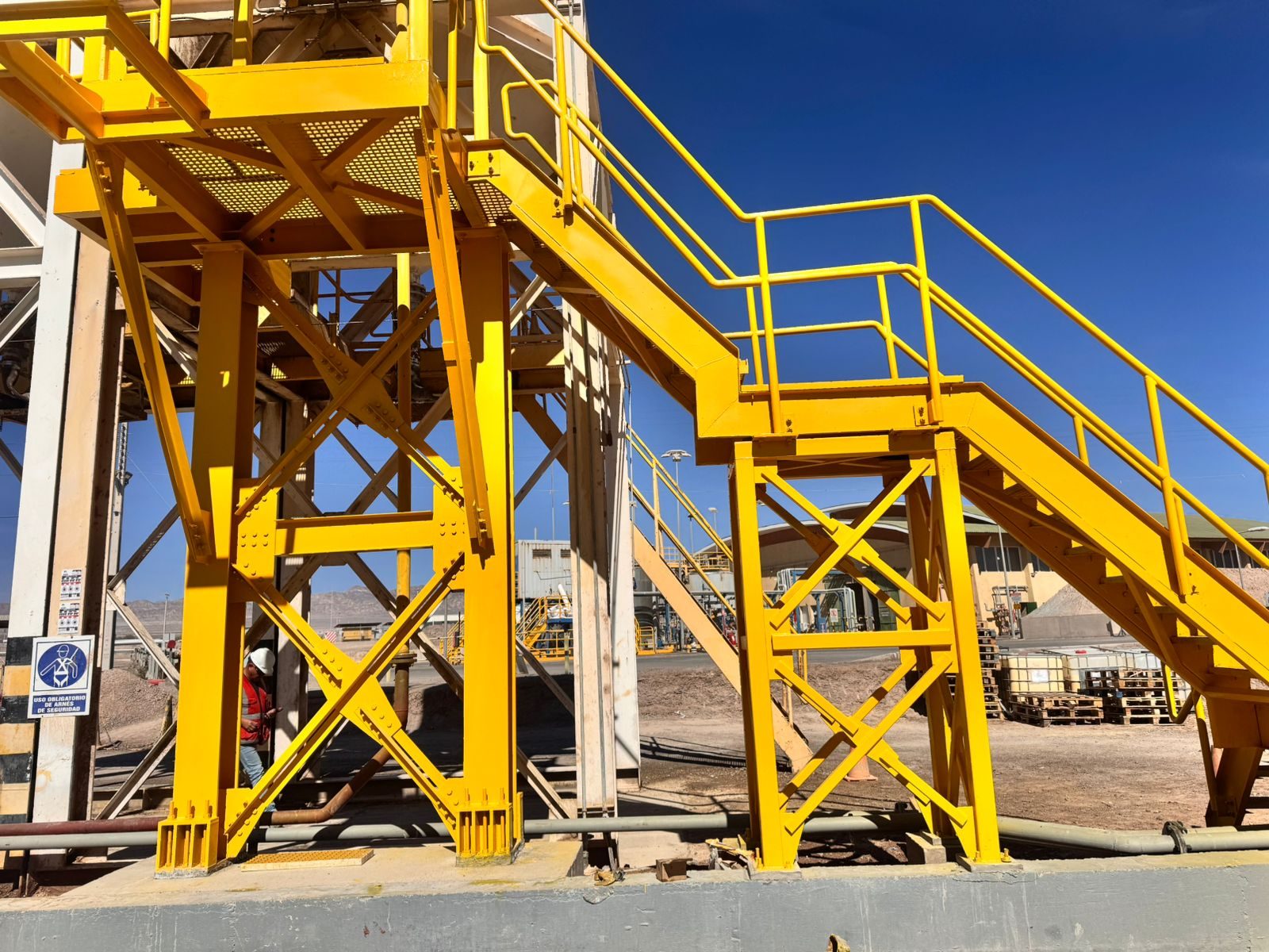 Plataforma y escalera de acceso